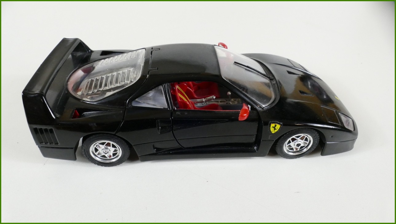 Model Auta Bburago 1:24 - Ferrari F40 (1987)