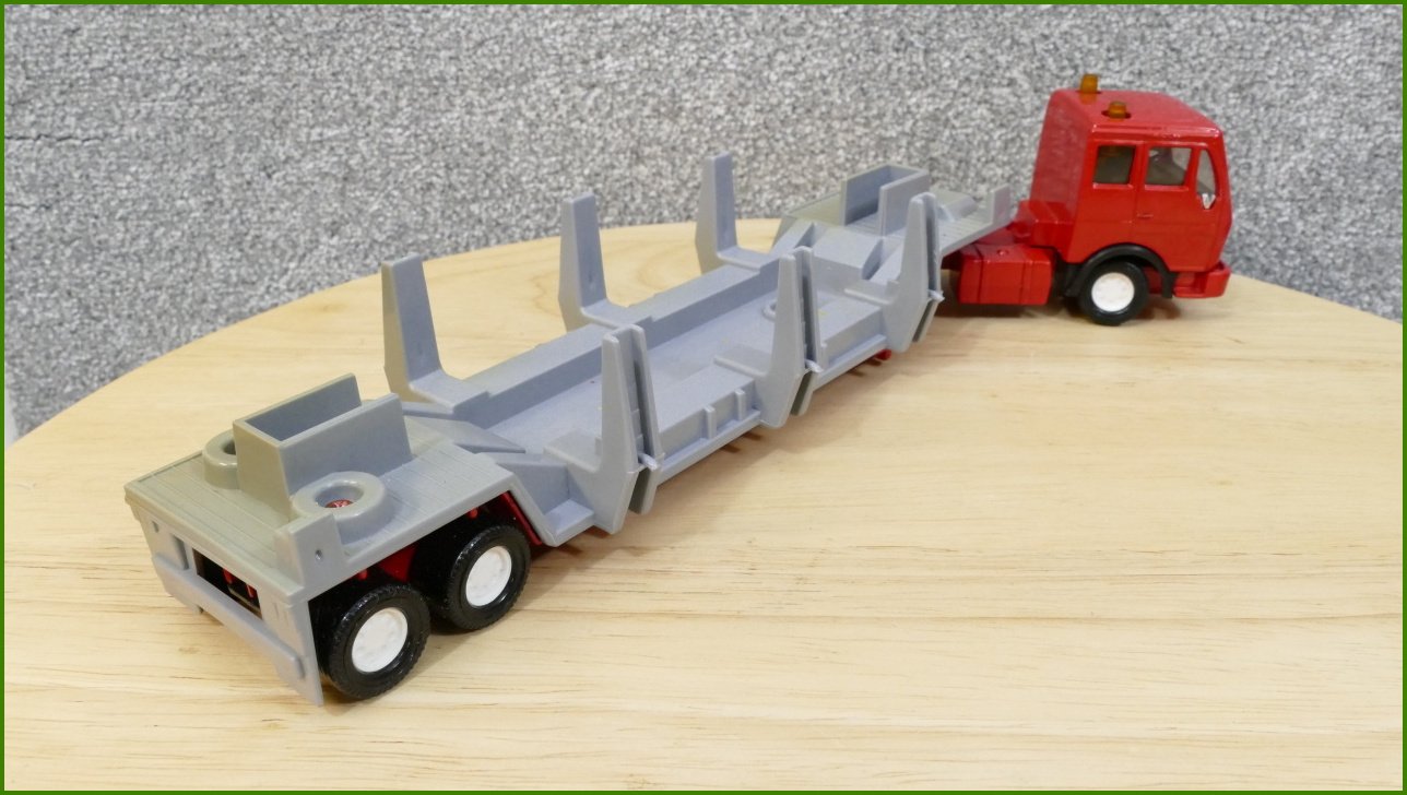 Model Autíčka Matchbox Superkings - K-135 - Mercedes Benz Garage Transporter - ulomená zrcátka, stav viz fotky