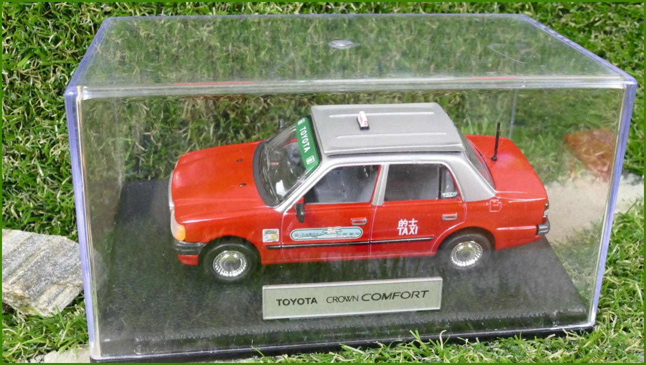 Model Autíčka Unique Replicas - Toyota Crown Comfort 1:43