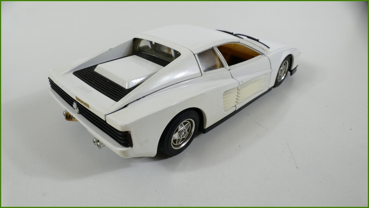 Model Auta Bburago 1:24 - Ferrari Testarossa (1984)