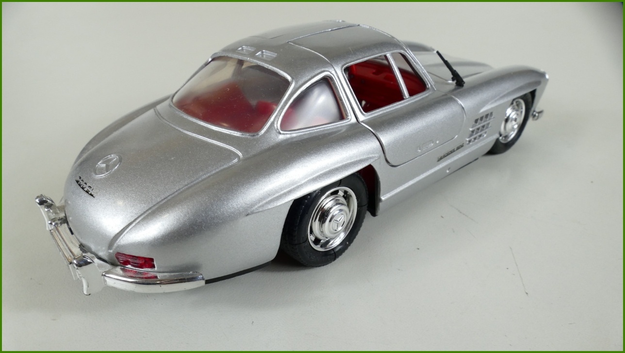 Model Auta Revell 1:24 - Mercedes 300 SL - chybí jeden stěrač, prasklinky na pneu