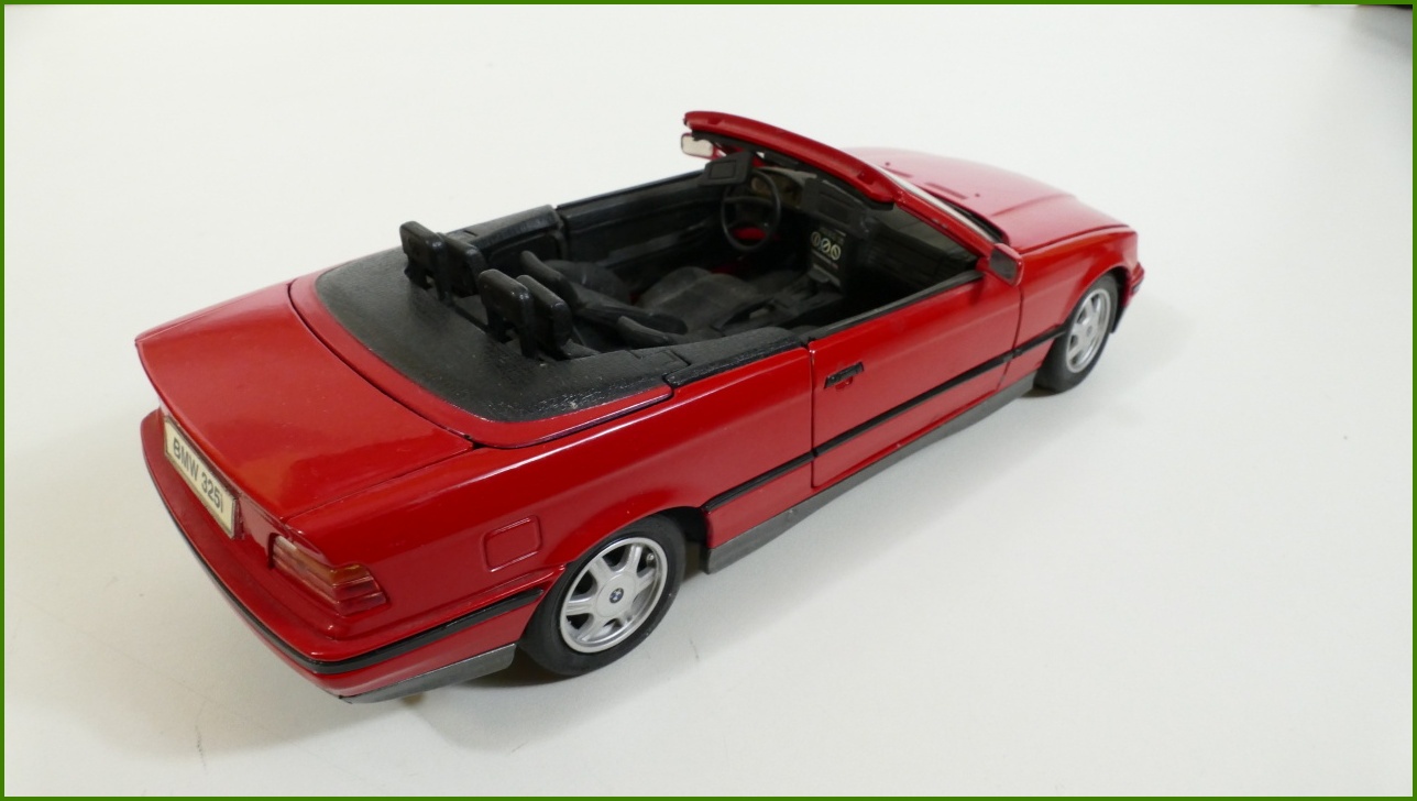 Model Maisto 1:18 - BMW 325i Convertible (1993)