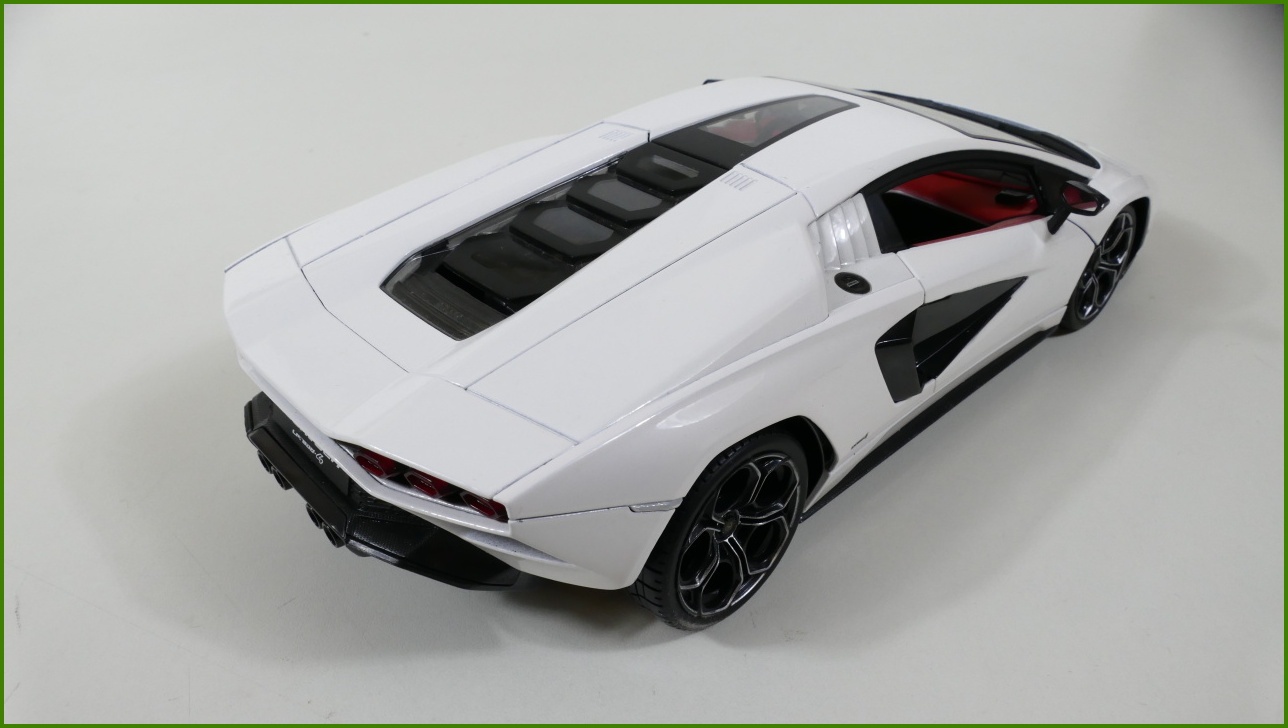 Model Maisto 1:18 - Lamborghini Countach LPI 800-4