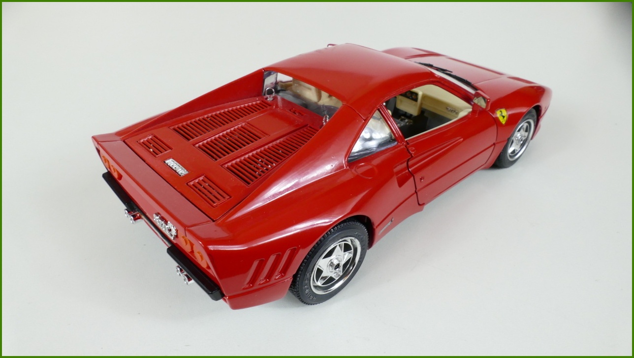 Kovový Model Bburago 1:18 - Ferrari GTO (1984)