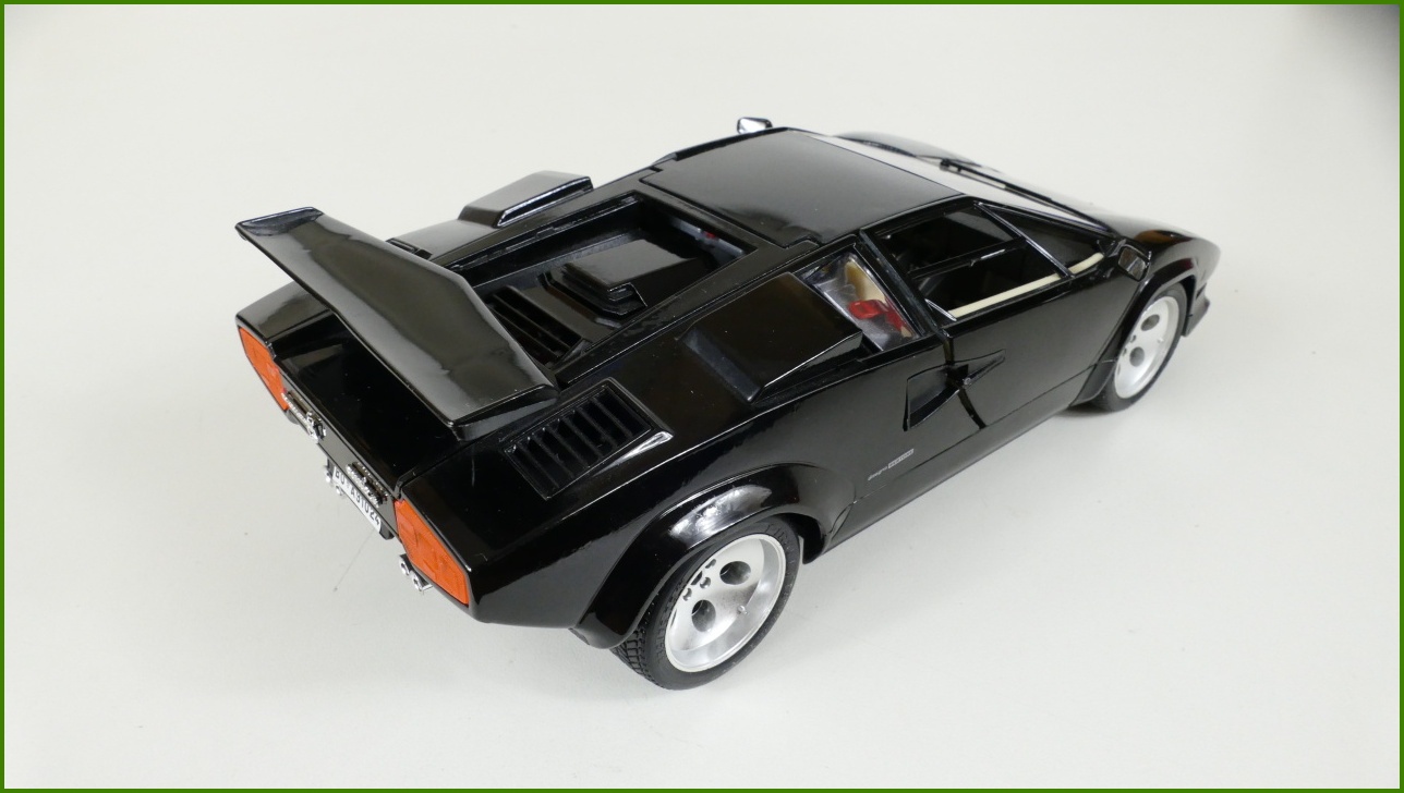 Kovový Model Bburago 1:18 - Lamborghini Countach (1988)