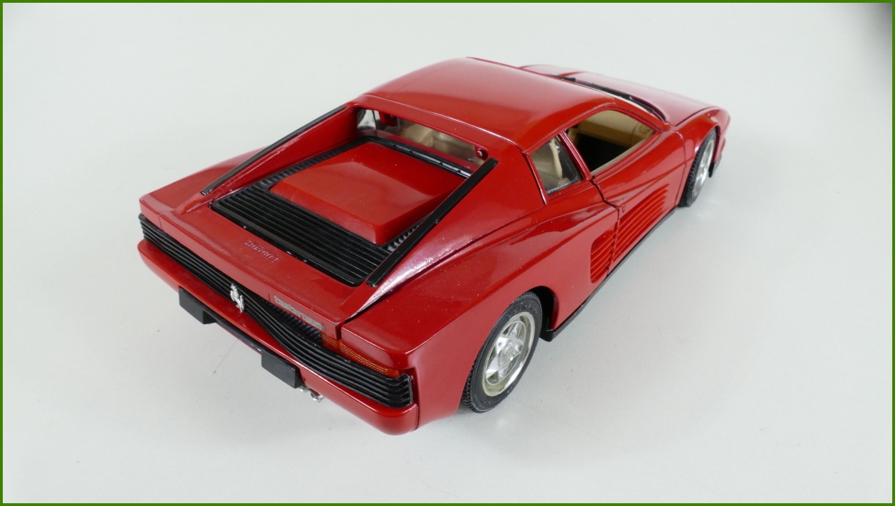 Kovový Model Bburago 1:18 - Ferrari Testarossa (1984)