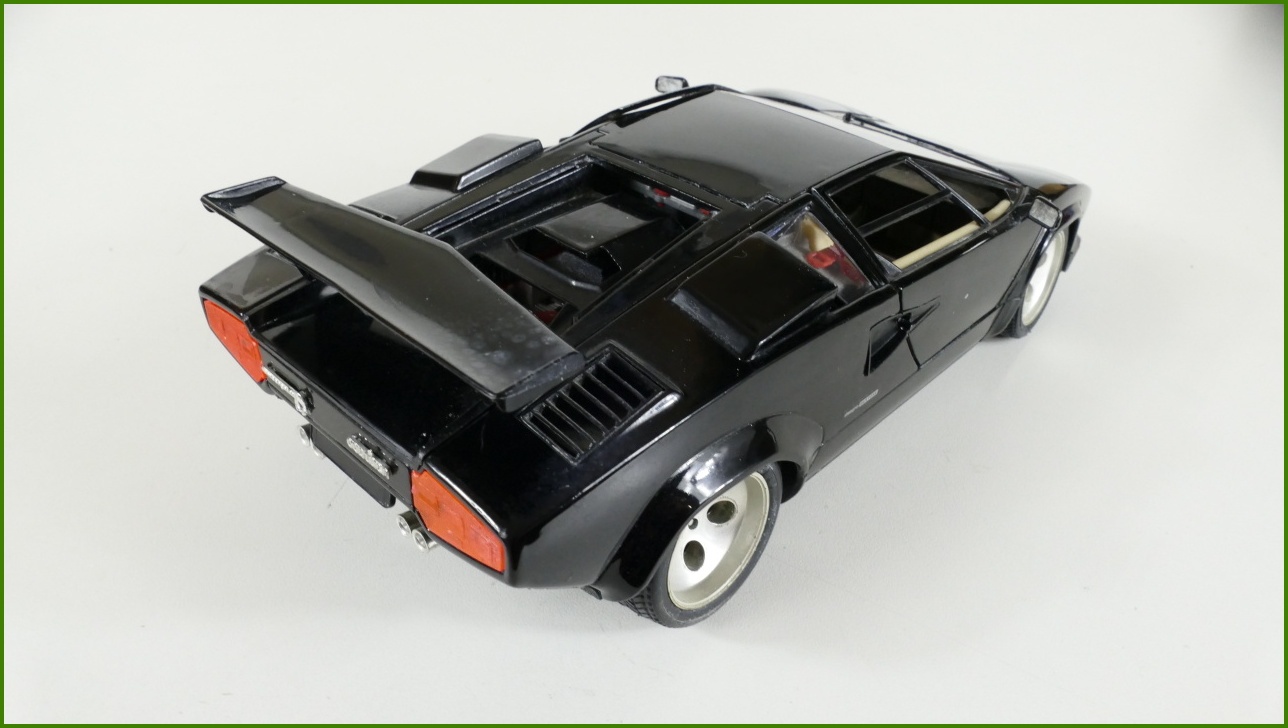 Kovový Model Bburago 1:18 - Lamborghini Countach (1988) - Viz Popis