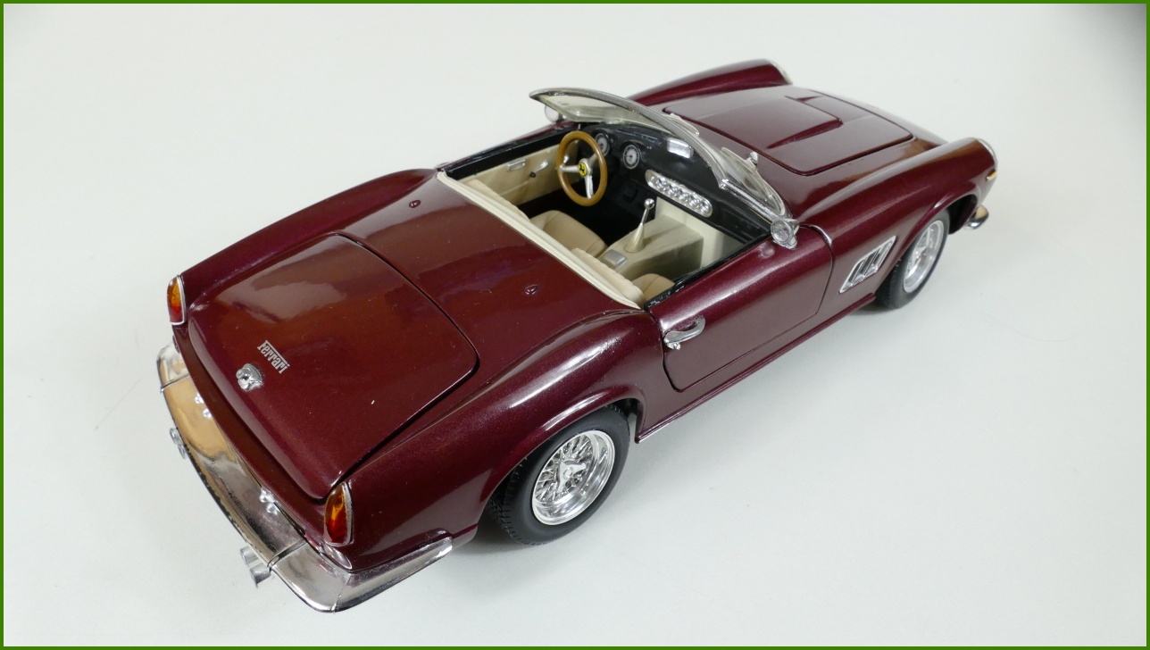 Model Hot Wheels 1:18 - Ferrari 250 GT California Spider