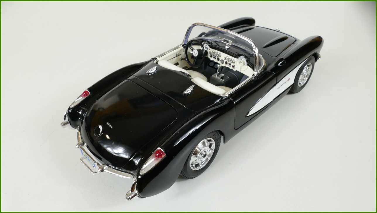 Kovový Model Bburago 1:18 - Chevrolet Corvette (1957)