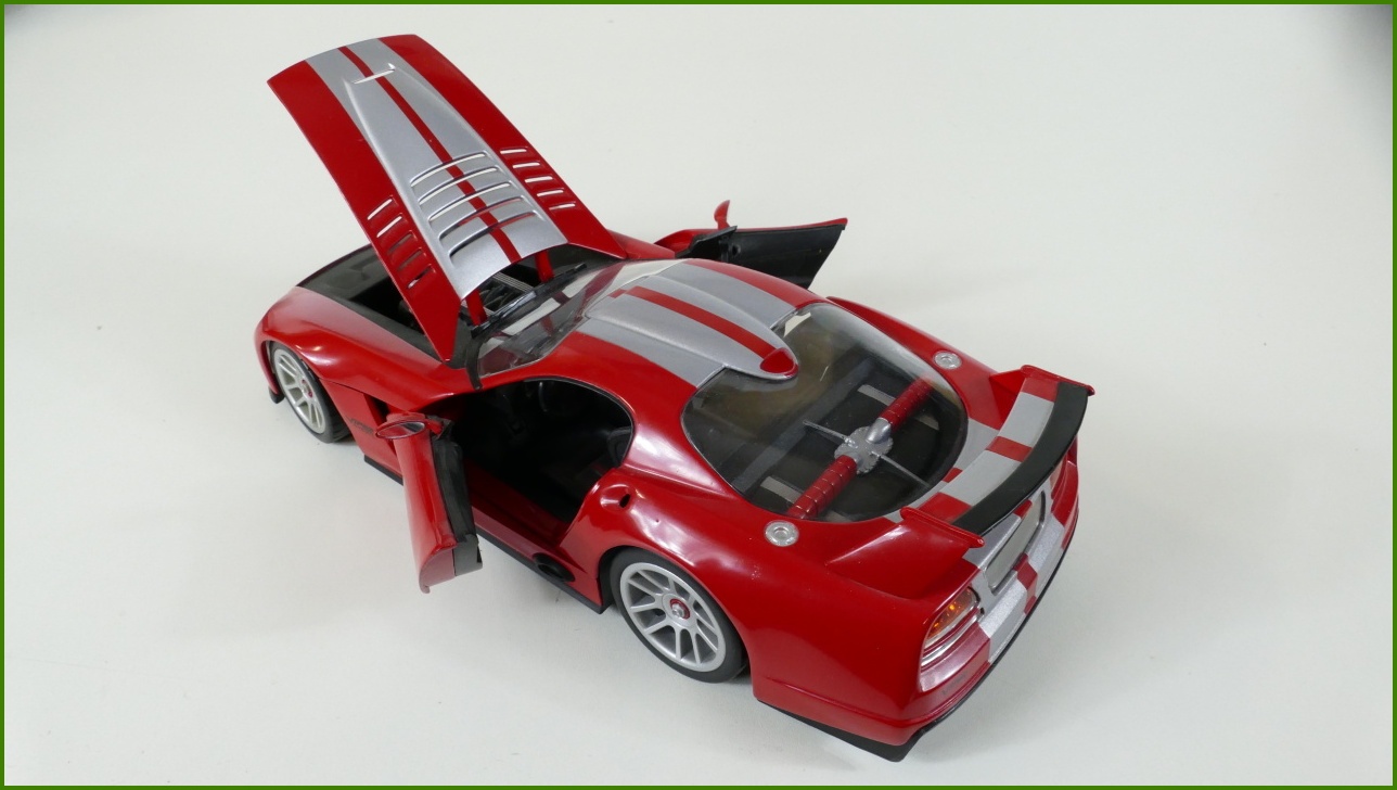 Model Hot Wheels 1:18 - Dodge Viper GTS-R