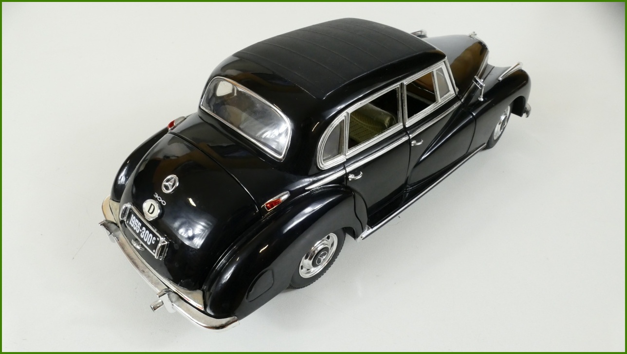 Model Auta Risko 1:18 - Mercedes-Benz Typ 300c - Viz Popis