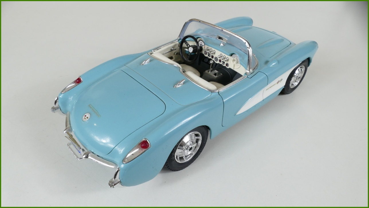Kovový Model Bburago 1:18 - Chevrolet Corvette (1957)