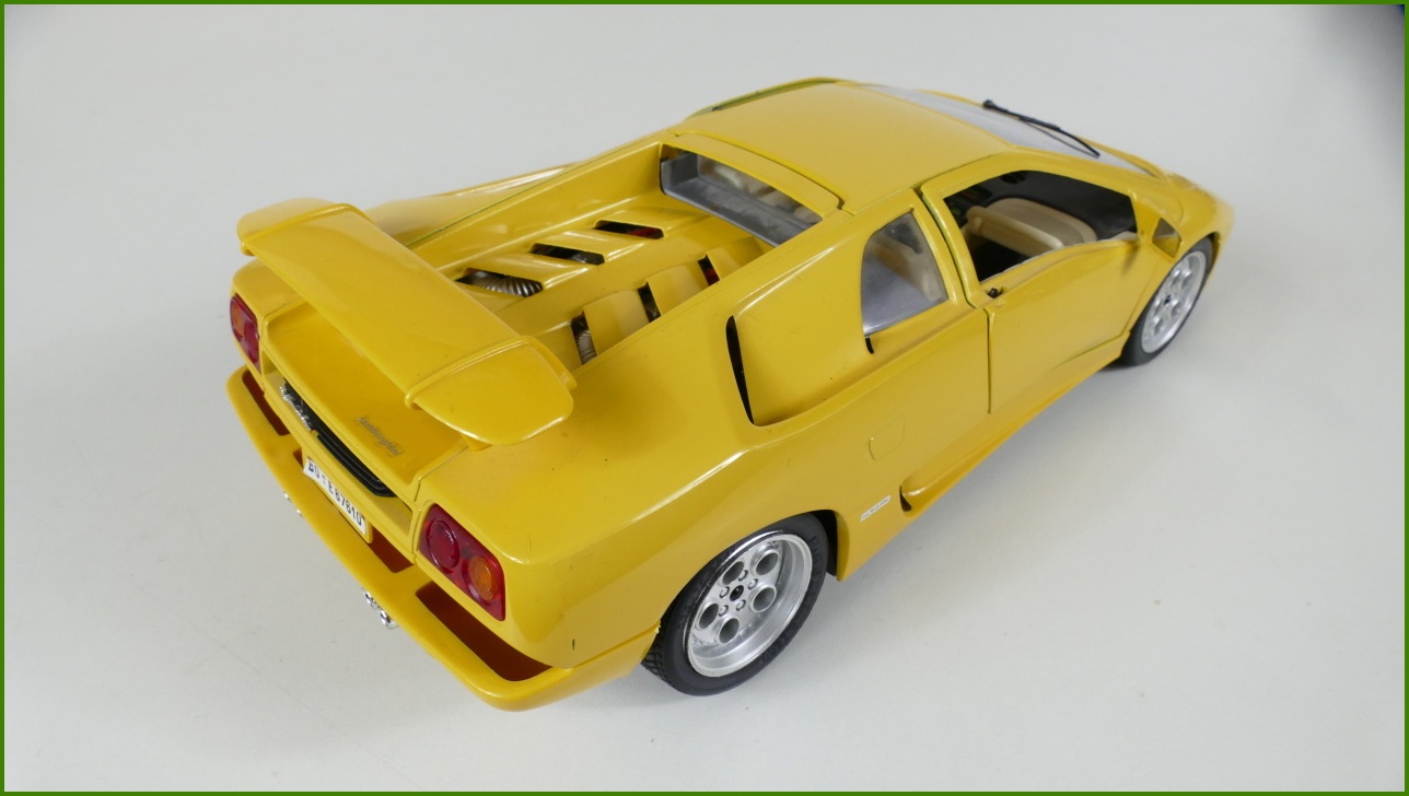 Kovový Model Bburago 1:18 - Lamborghini Diablo - (1980)