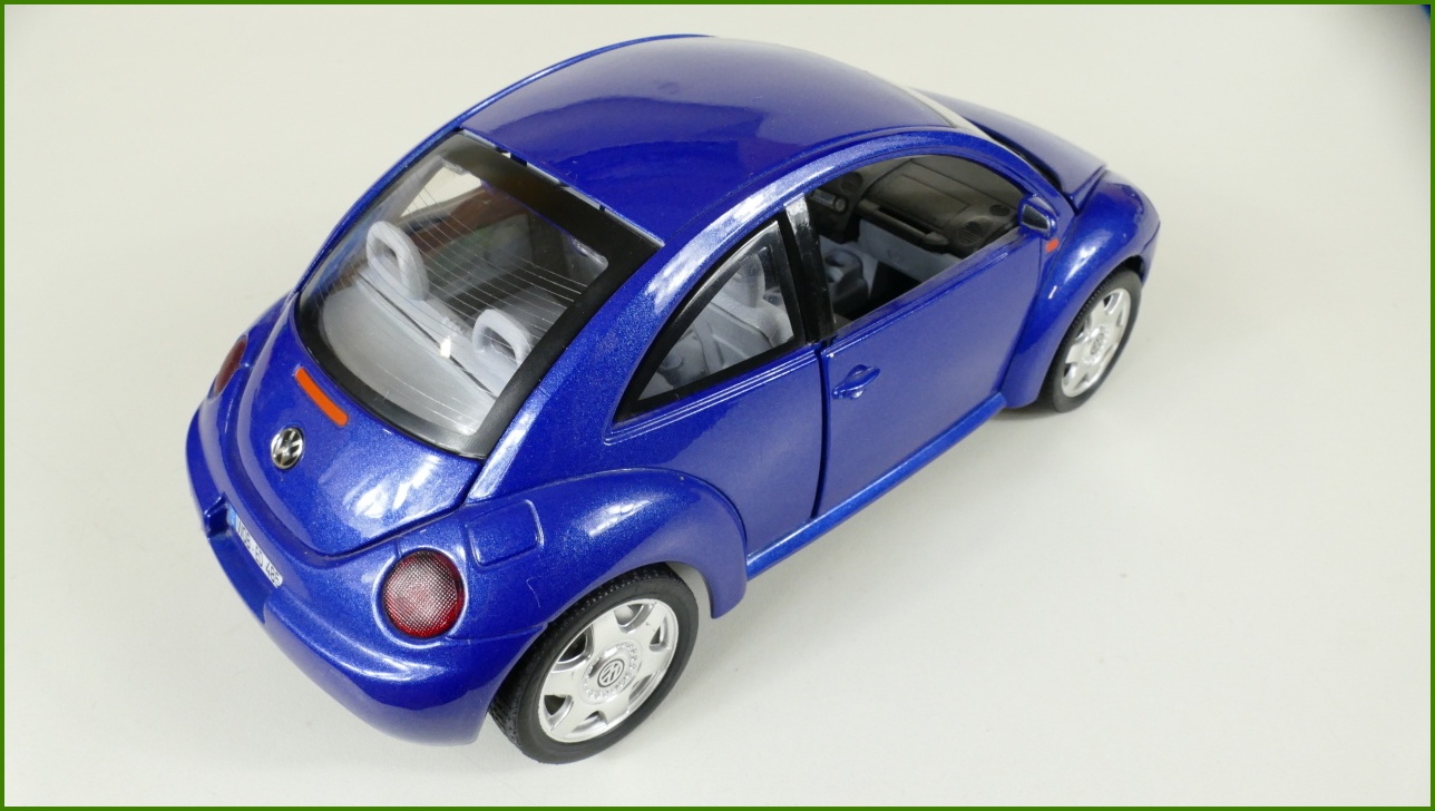 Kovový Model Bburago 1:18 - Volkswagen New Beetle - (1998)