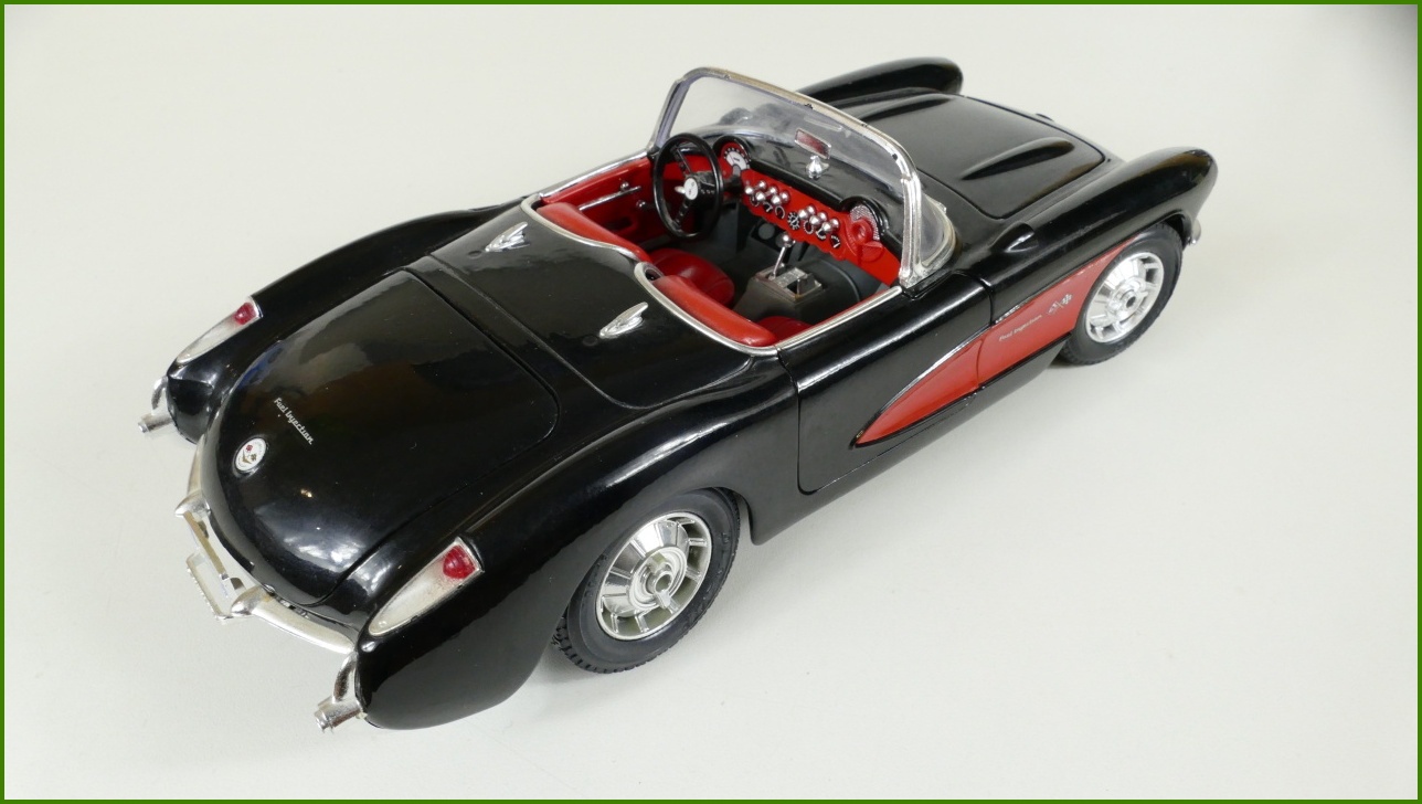 Kovový Model Bburago 1:18 - Chevrolet Corvette (1957) - Viz Popis