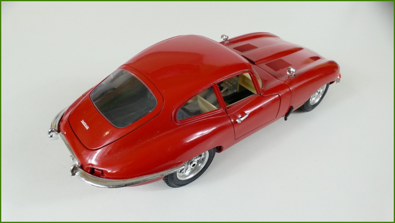 Kovový Model Bburago 1:18 - Jaguar "E" (1961) - Viz Popis