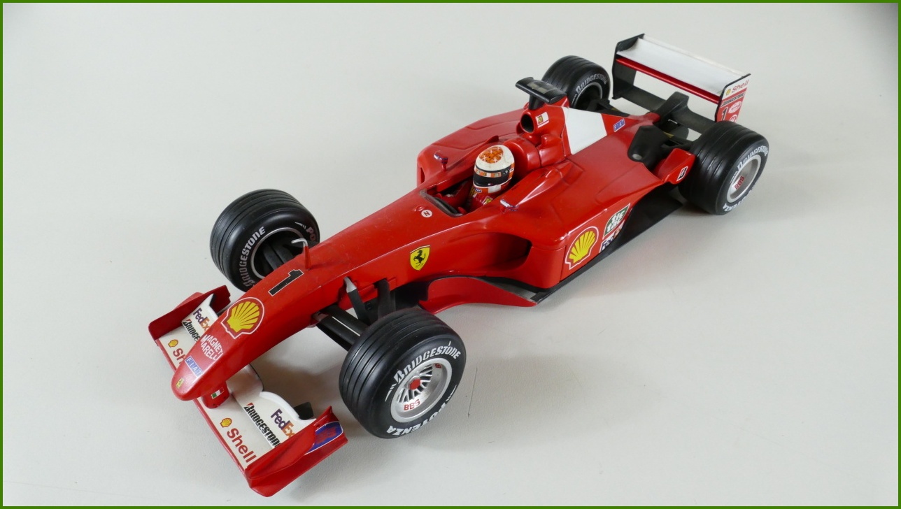 Model Formule Hot Wheels 1:18 - Ferrari F1 2001 - Michael Schumacher s Krabicí