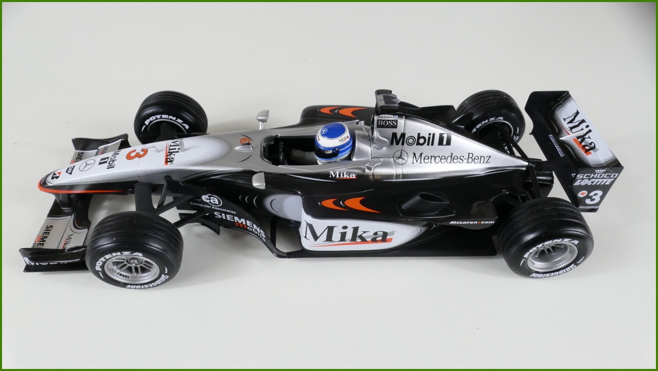 Model Formule Hot Wheels 1:18 - McLaren Mercedes MP4-16 - Mika Häkkinen s Krabicí