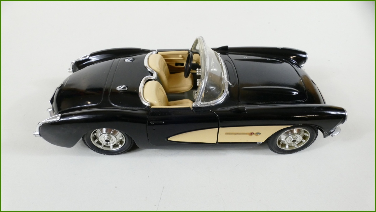 Model Auta Bburago 1:24 - Chevrolet Corvette (1957)