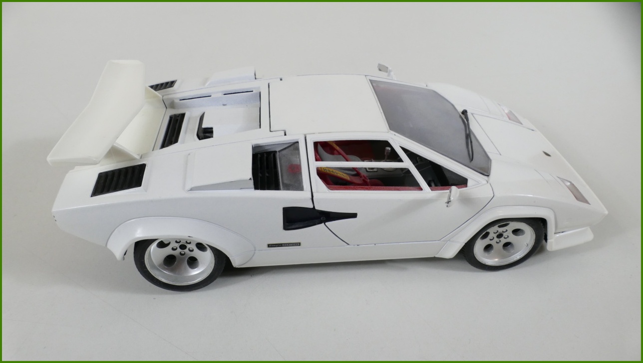 Kovový Model Bburago 1:18 - Lamborghini Countach (1988)