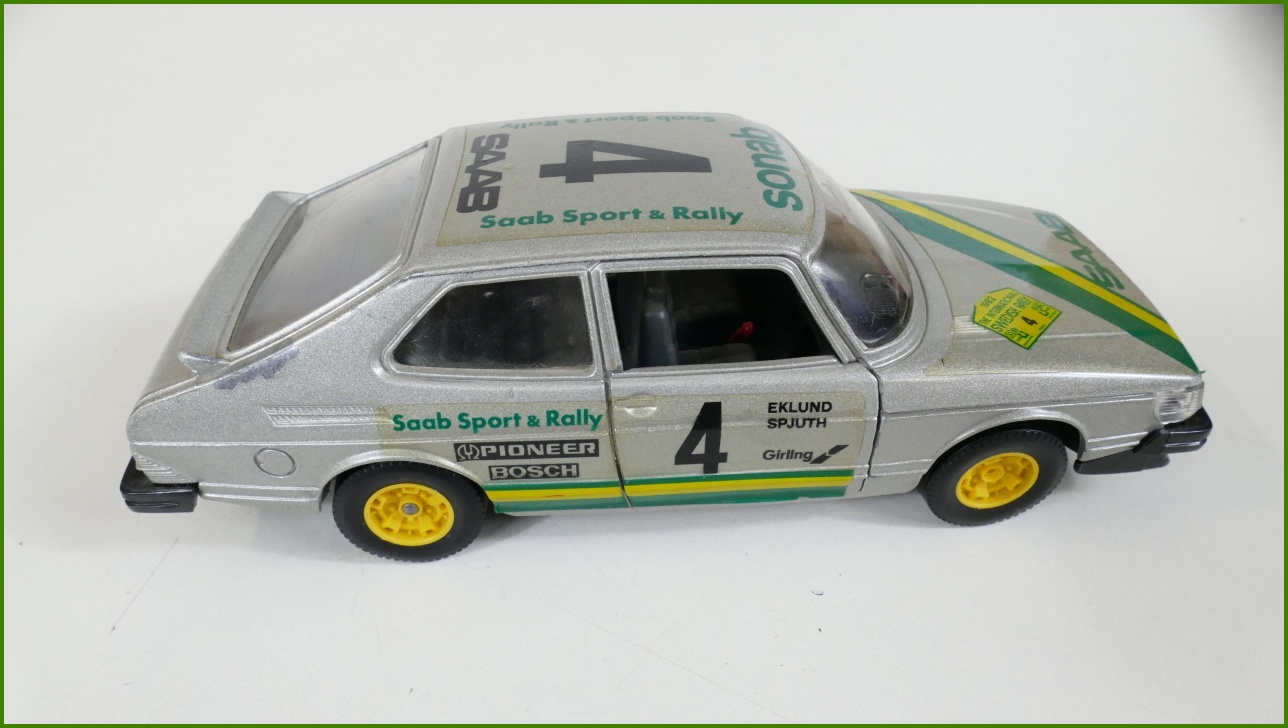 Model Auta Bburago 1:27 - Saab 900 Turbo