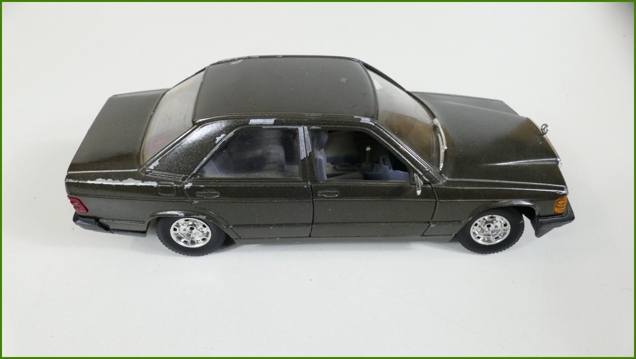 Model Auta Bburago 1:25 - Mercedes 190 E