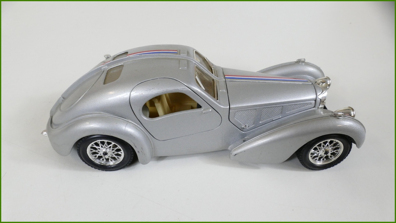 Model Auta Bburago 1:24 - Bugatti Atlantic (1936) - Viz Popis