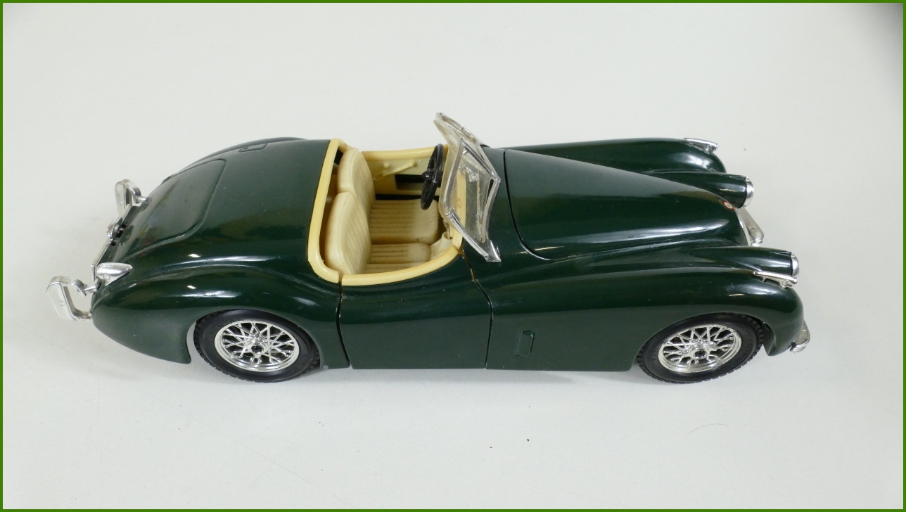 Model Auta Bburago 1:24 - Jaguar XK 120 (1948) - Viz Popis