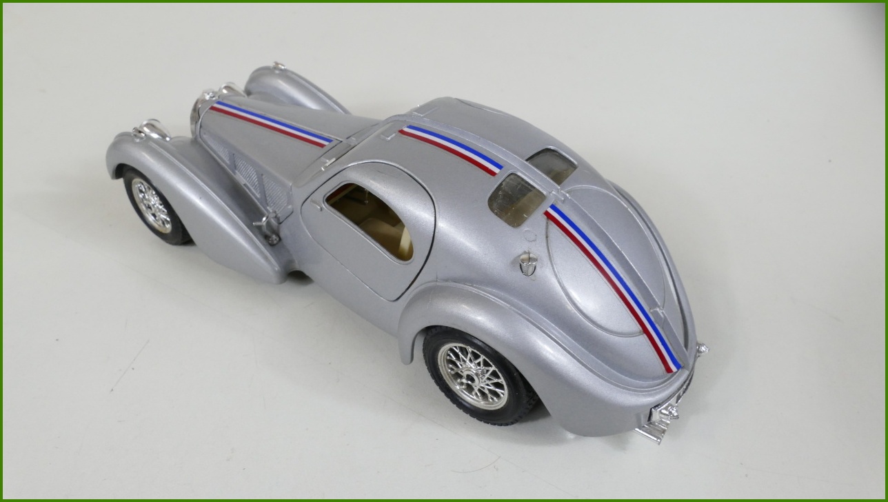 Model Auta Bburago 1:24 - Bugatti Atlantic (1936) s Podstavcem - Viz Popis