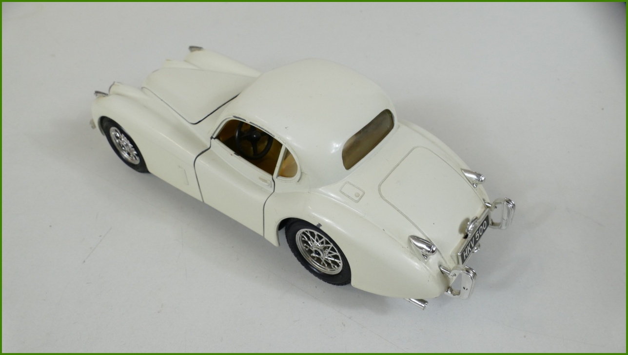 Model Auta Bburago 1:24 - Jaguar XK 120 Coupé (1948) s Podstavcem - Viz Popis