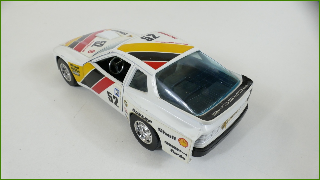 Model Auta Bburago 1:24 - Porsche 924 GR.2 s Podstavcem