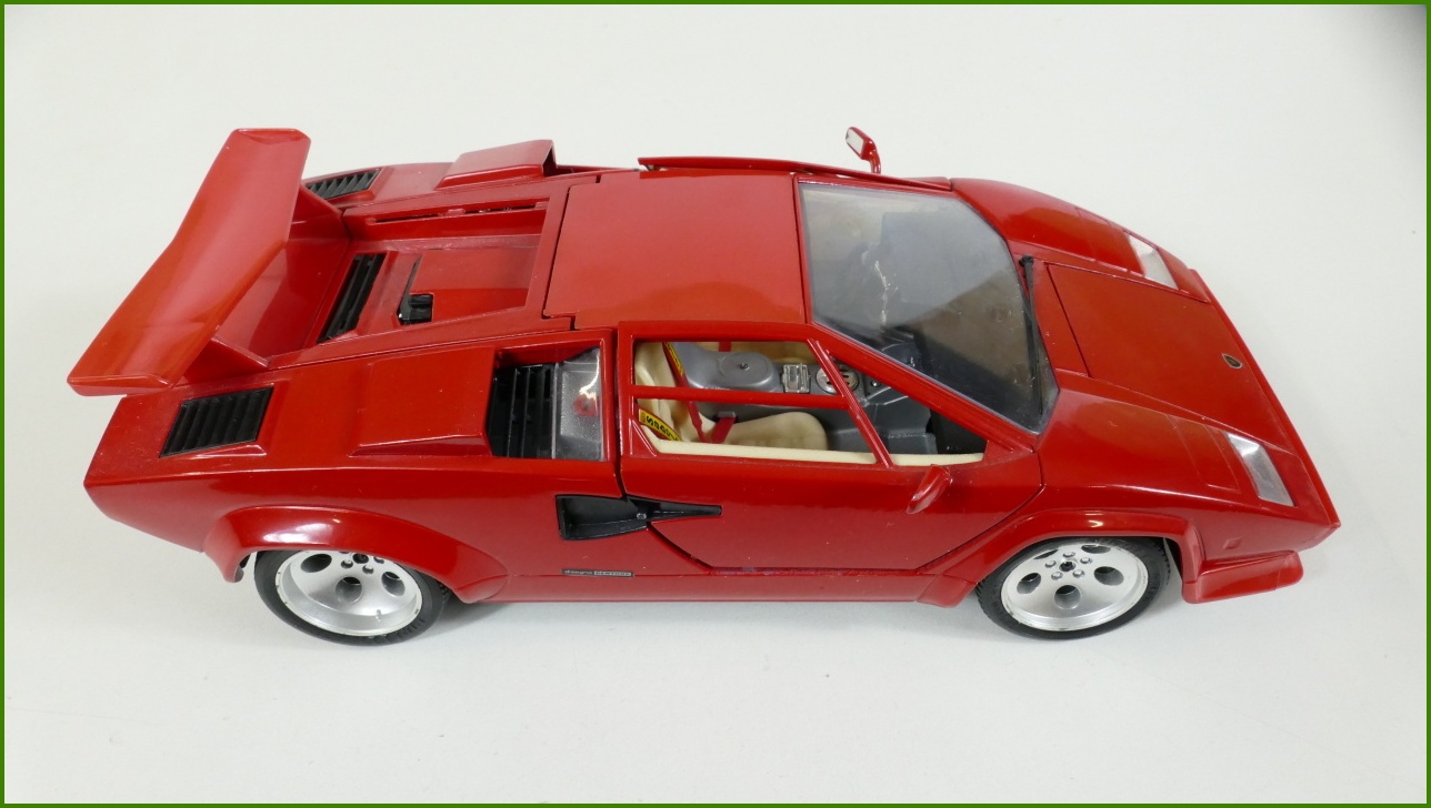 Kovový Model Bburago 1:18 - Lamborghini Countach (1988)