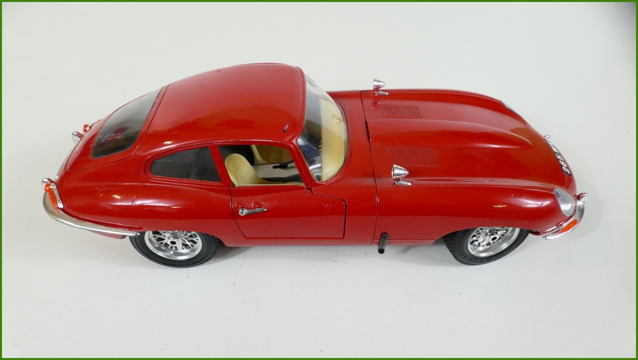 Kovový Model Bburago 1:18 - Jaguar "E" (1961)