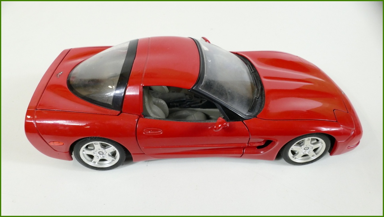 Kovový Model Bburago 1:18 - Chevrolet Corvette C5 (1997)