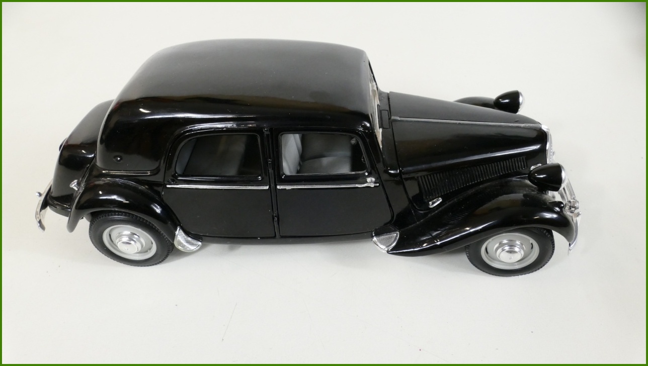 Model Auta Maisto 1:18 Citroën 15 CV 6 Cyl (1952) - Viz Popis