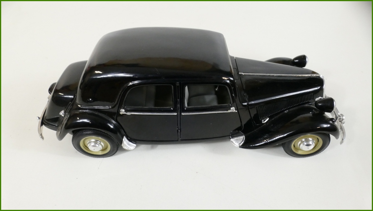 Model Auta Maisto 1:18 Citroën 15 CV 6 Cyl (1952) - Viz Popis