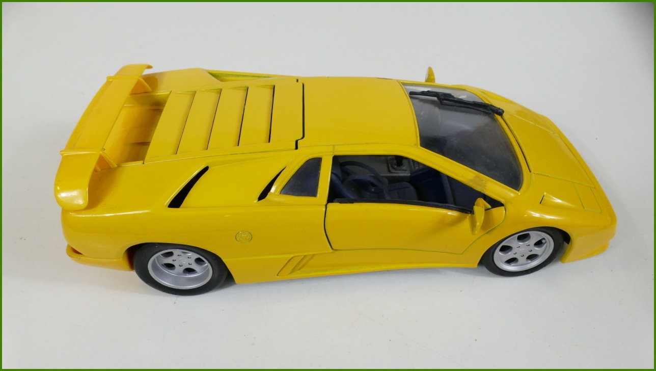 Model Auta Maisto 1:18 - Lamborghini SE (1994/1995) s Podstavcem