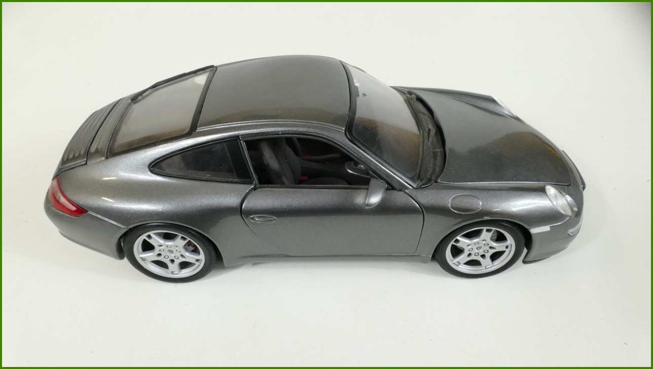 Model Auta Maisto 1:18 - Porsche 911 Carrera S s Podstavcem