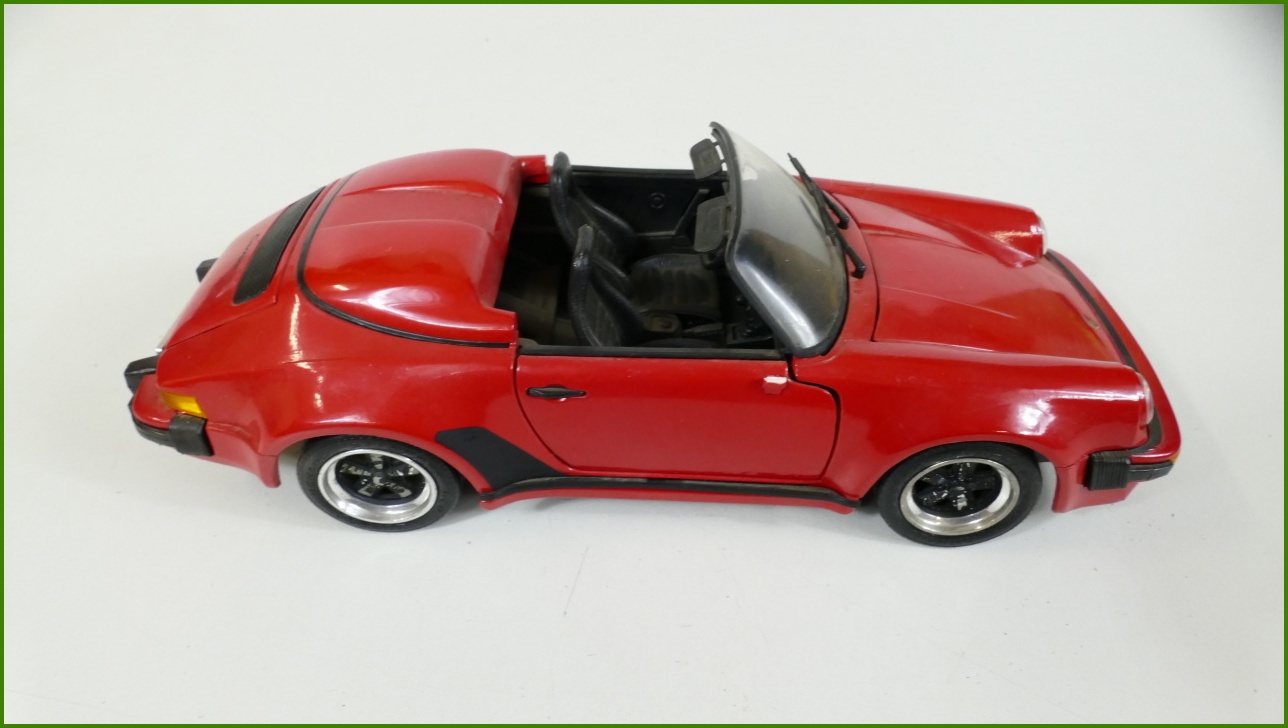 Model Auta Maisto 1:18 - Porsche 911 Speedster (1989) s Podstavcem - Viz Popis