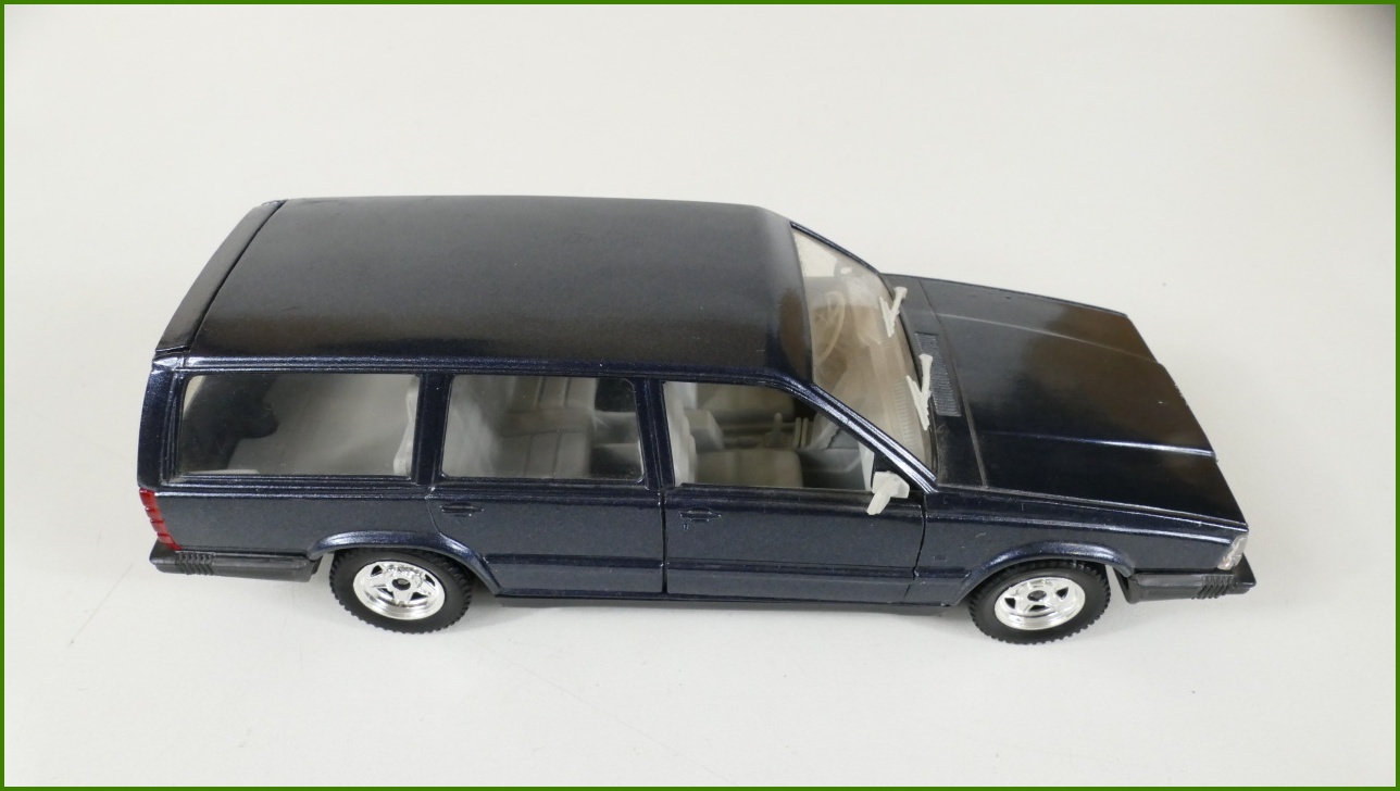 Model Auta Polistil 1:25 - Volvo 740 GLE - Viz Popis