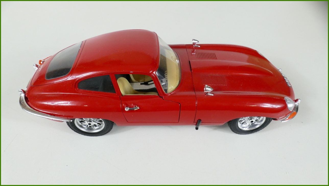 Kovový Model Bburago 1:18 - Jaguar "E" (1961) - Viz Popis