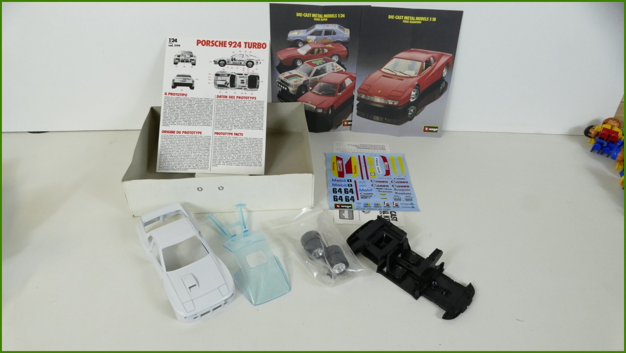 Model Auta Bburago Metal Kit Stavebnice 1:25 - Porsche 924 Turbo