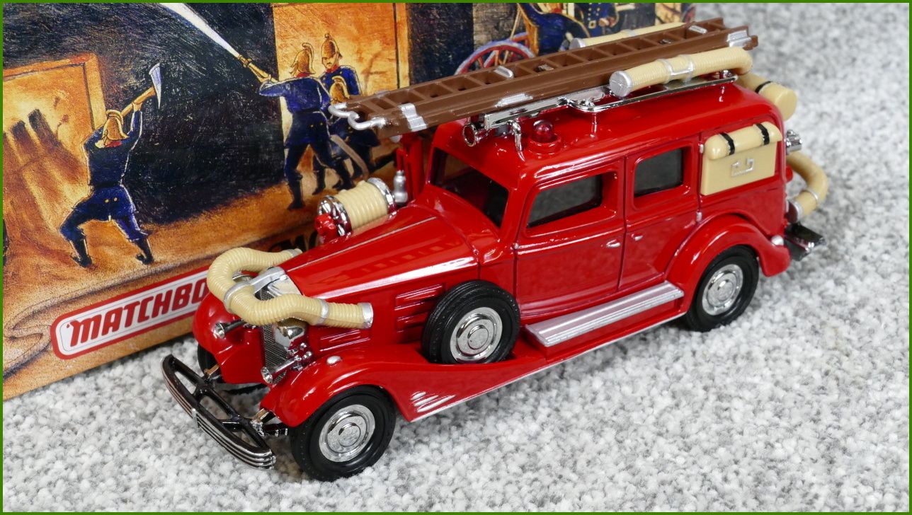 Matchbox Autíčko s Krabičkou YFE03 - 1933 Cadillac Fire Wagon