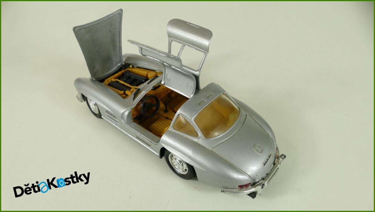 Model Auta Revell 1:24 - Mercedes 300 SL - Bez antény na kapotě