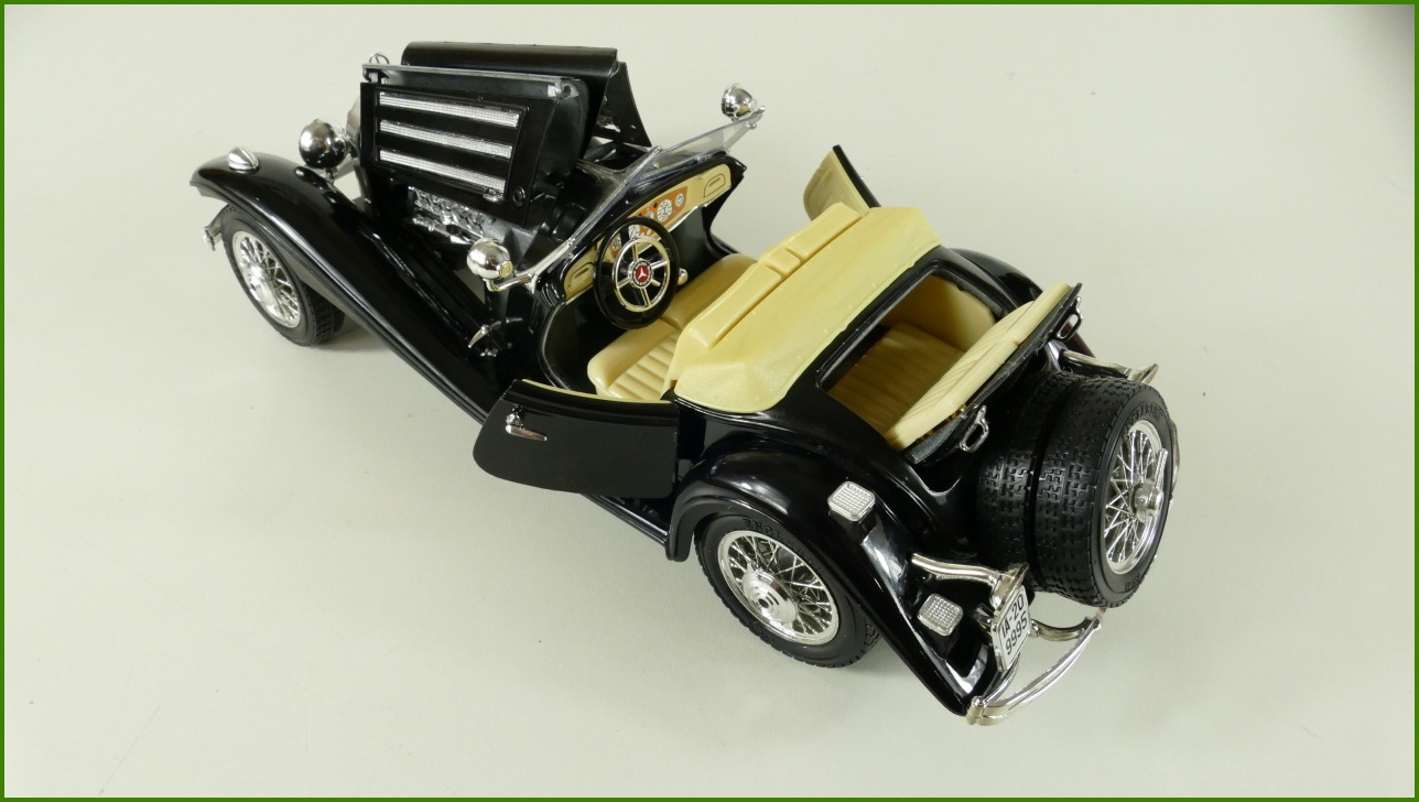 Kovový Model Bburago 1:18 - Mercedes Benz 500K Roadster (1936) s Krabicí