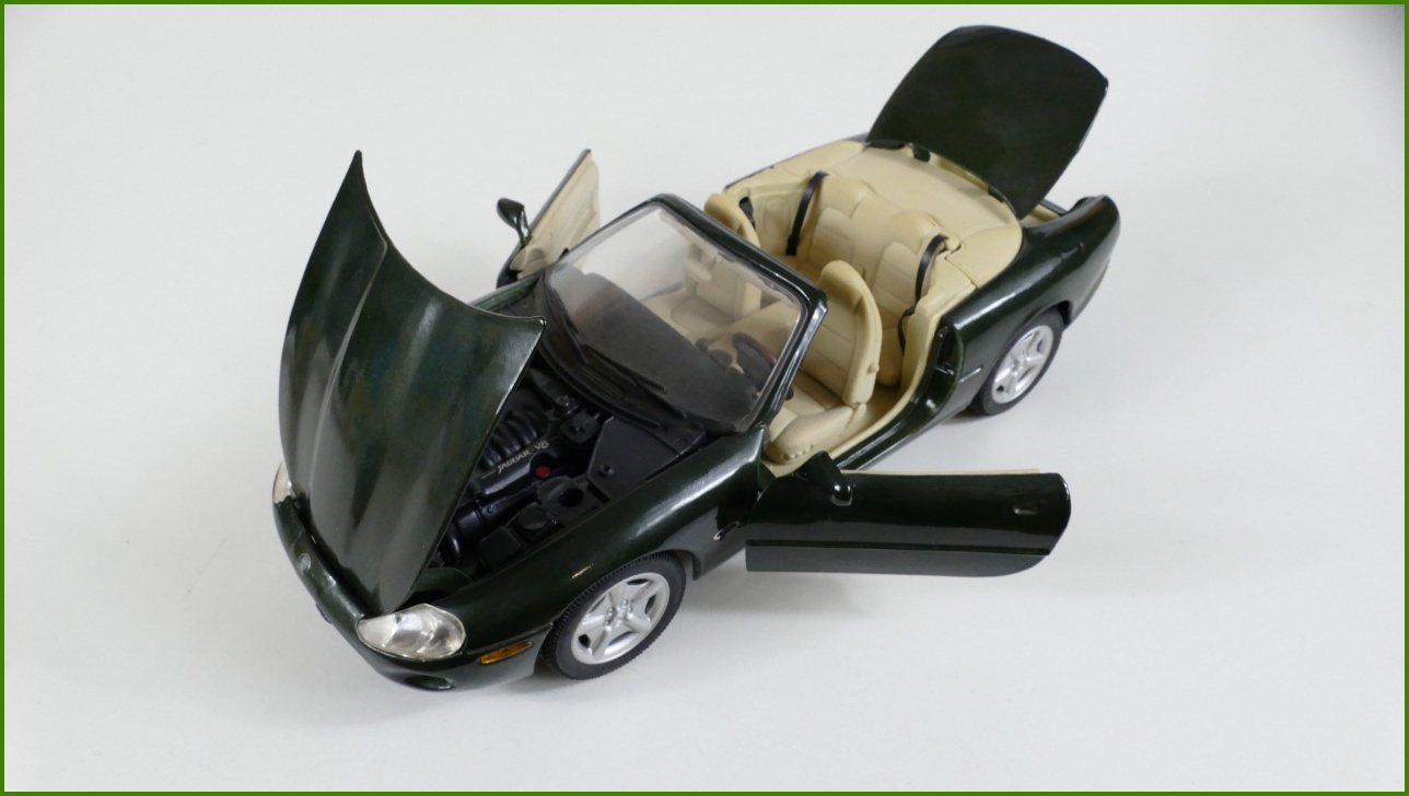 Model Maisto 1:18 - Jaguar XK8 - Viz Popis