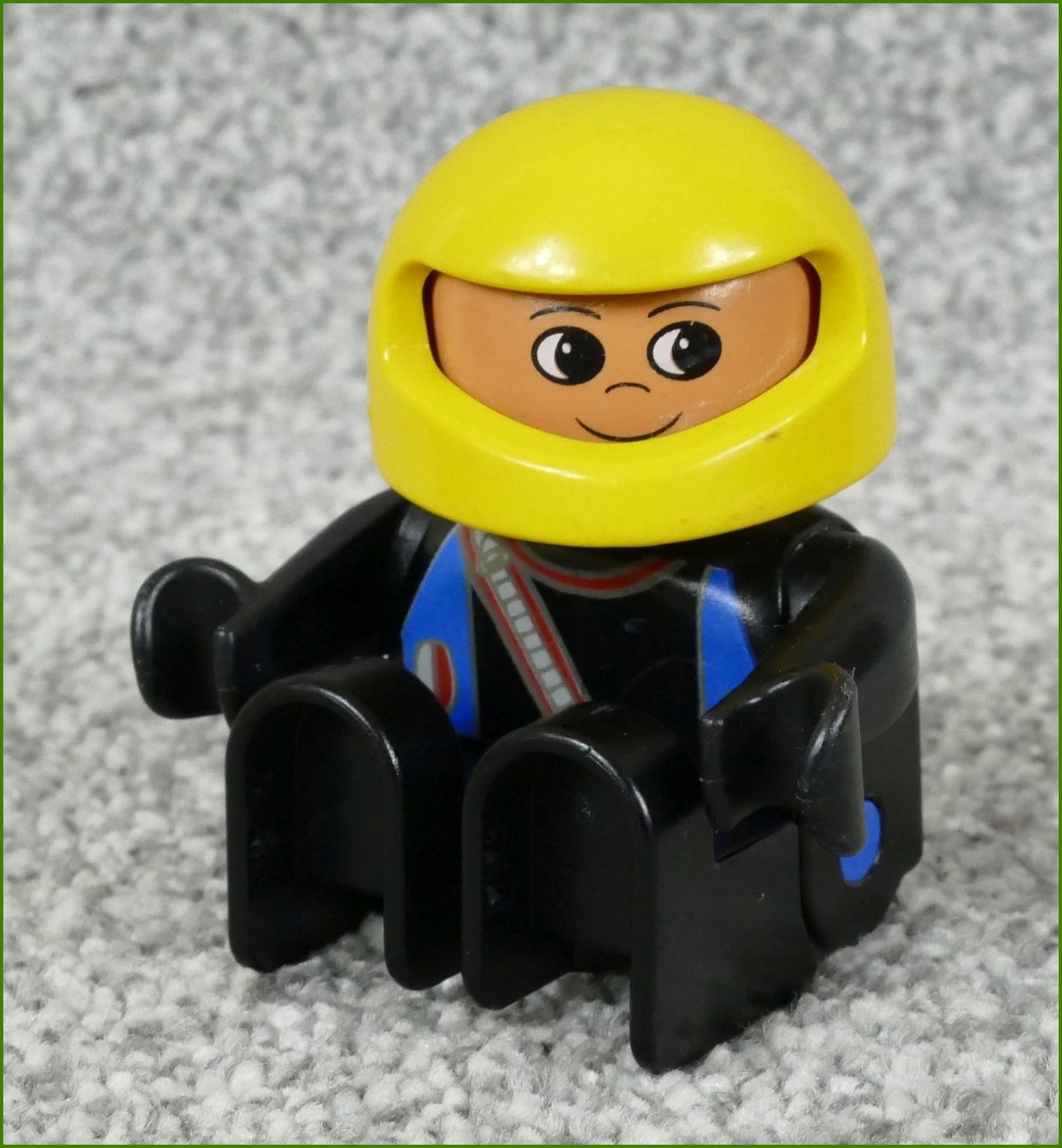 Lego® Duplo® Figurka Závodník v Černém - Žlutá Helma