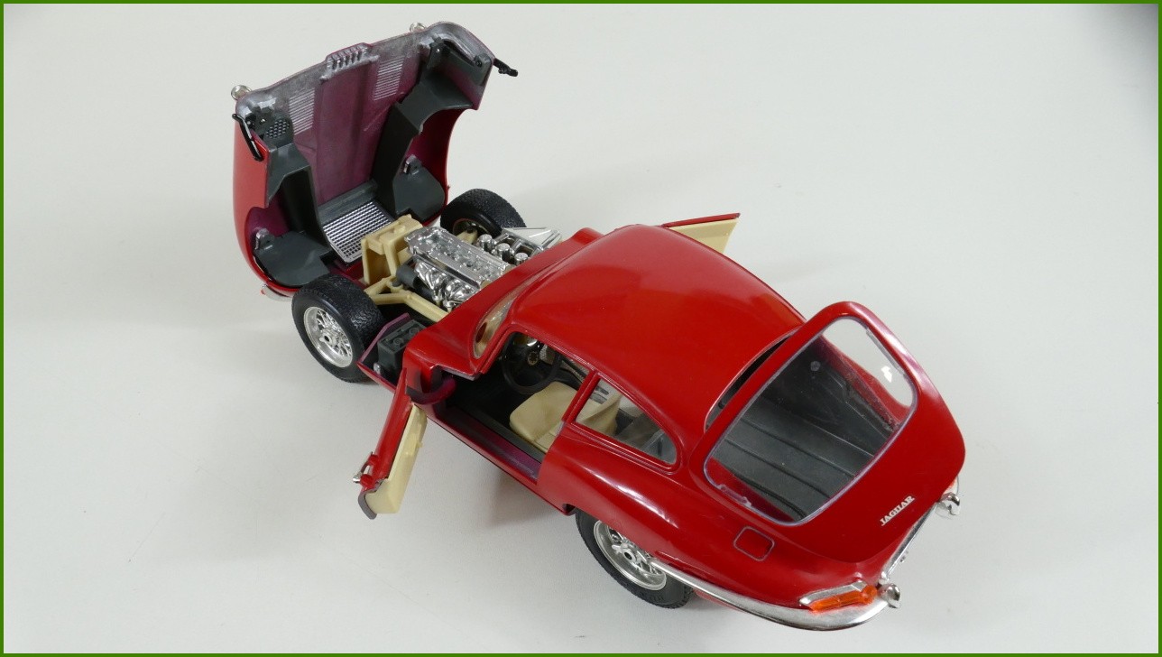 Kovový Model Bburago 1:18 - Jaguar "E" (1961)