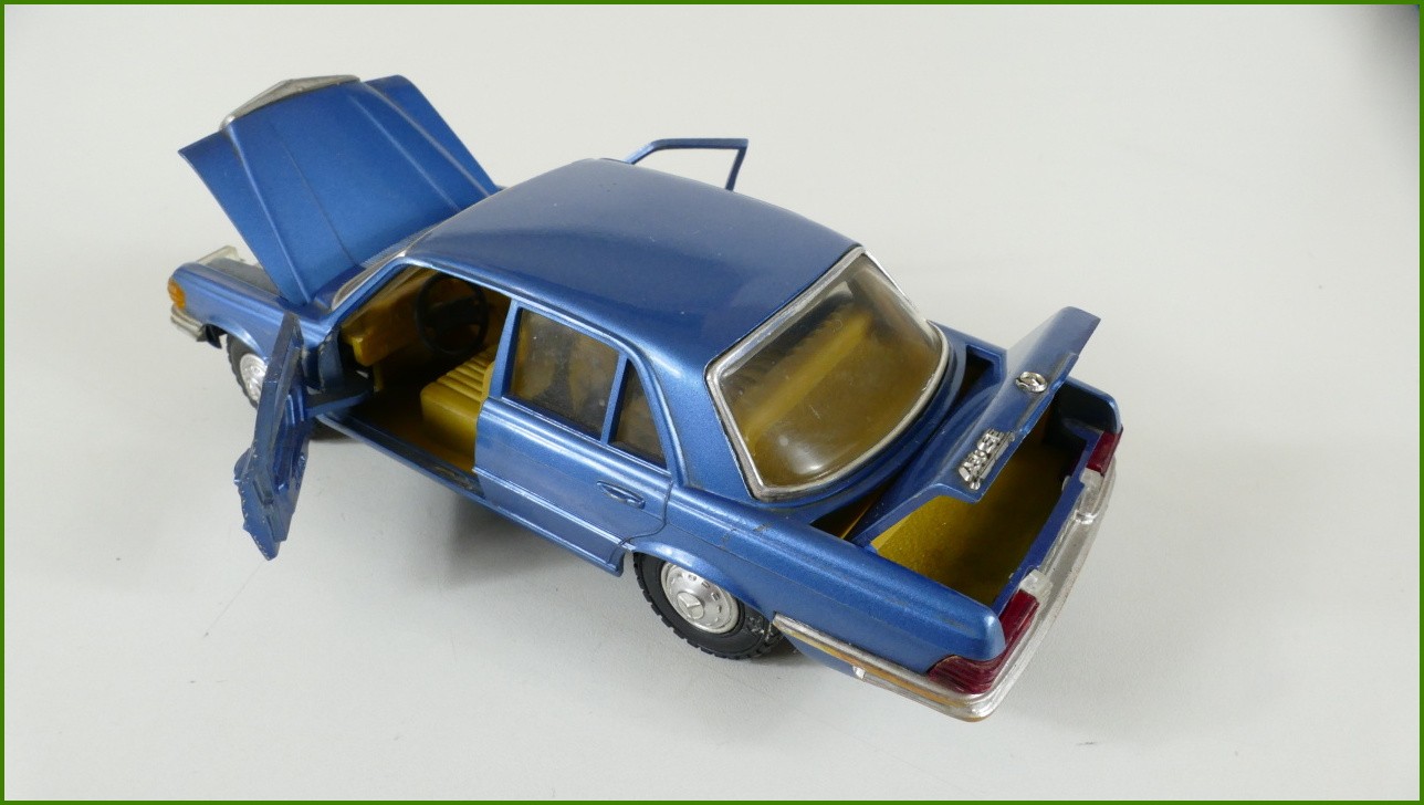 Model Auta Gama 1:24 - Mercedes 450 SE - Viz Popis