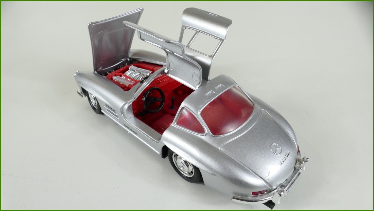 Model Auta Revell 1:24 - Mercedes 300 SL - chybí jeden stěrač, prasklinky na pneu